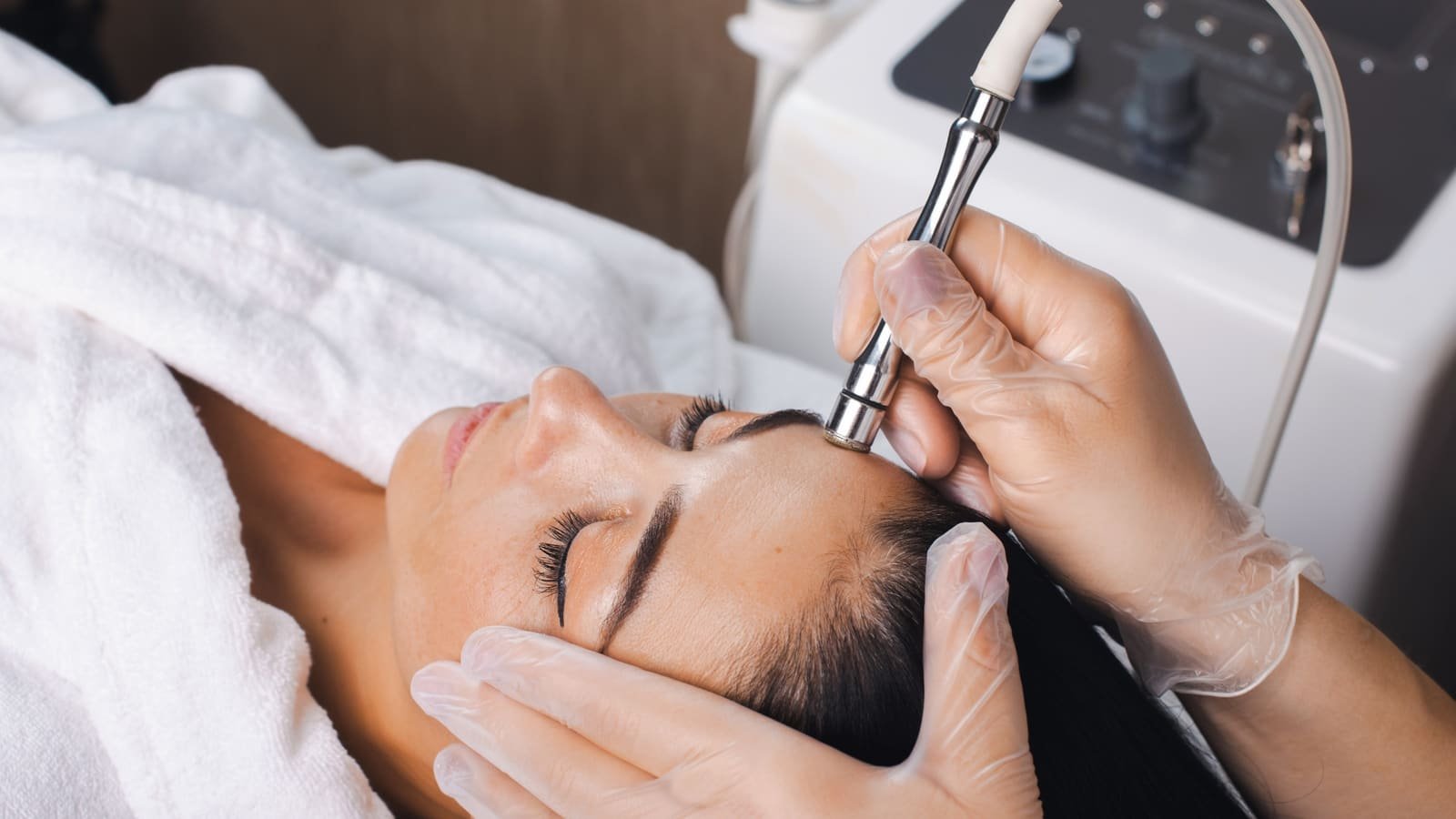 Hydra Facial in progress at Kara Unisex Salon